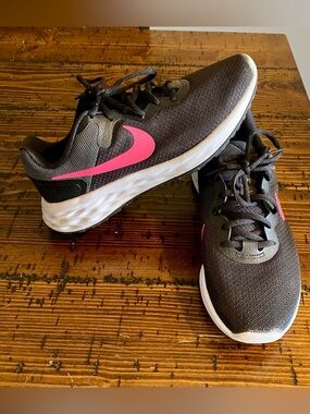 Nike Women’s Black Athletic Running Sneakers with Pink Swoosh